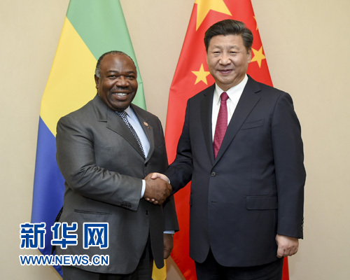 12月3日，國(guó)家主席習(xí)近平在約翰內(nèi)斯堡會(huì)見(jiàn)加蓬總統(tǒng)邦戈。新華社記者 謝環(huán)馳 攝 