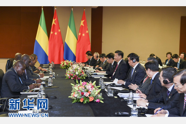 12月3日，國(guó)家主席習(xí)近平在約翰內(nèi)斯堡會(huì)見(jiàn)加蓬總統(tǒng)邦戈。新華社記者 謝環(huán)馳 攝 