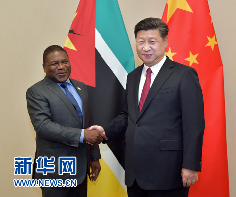 12月3日，國家主席習(xí)近平在約翰內(nèi)斯堡會見莫桑比克總統(tǒng)紐西。新華社記者 李濤 攝 
