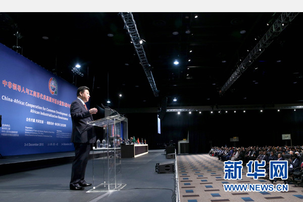 12月4日，國(guó)家主席習(xí)近平在約翰內(nèi)斯堡出席中非領(lǐng)導(dǎo)人與工商界代表高層對(duì)話會(huì)暨第五屆中非企業(yè)家大會(huì)閉幕式并發(fā)表題為《攜手共進(jìn)，譜寫(xiě)中非合作新篇章》的重要講話。新華社記者 姚大偉 攝