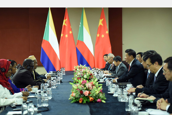 12月4日，國家主席習(xí)近平在約翰內(nèi)斯堡會見科摩羅總統(tǒng)伊基利盧。 新華社記者 張鐸 攝 

