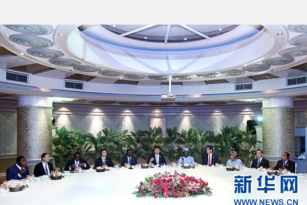 12月5日，國(guó)家主席習(xí)近平在約翰內(nèi)斯堡再次集體會(huì)見(jiàn)17位非洲國(guó)家領(lǐng)導(dǎo)人。 新華社記者 姚大偉 攝