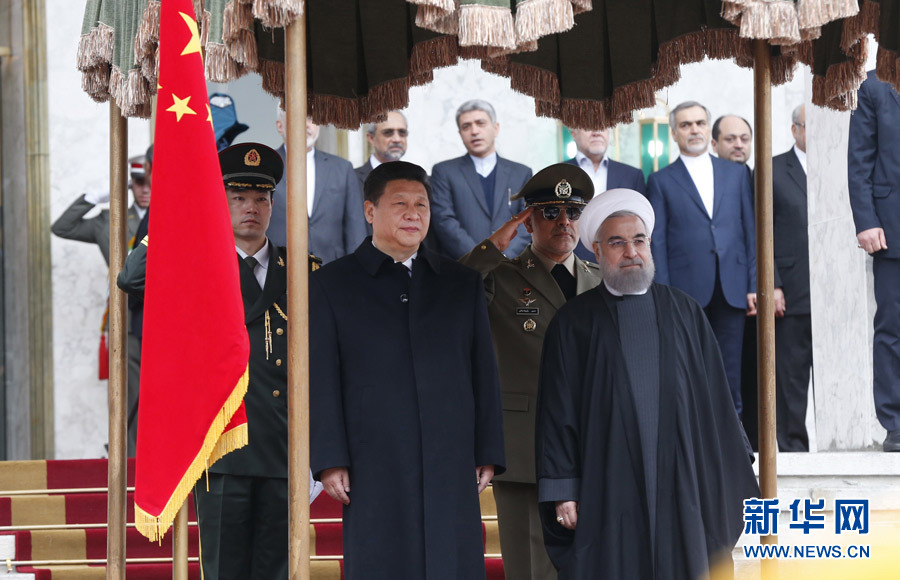 1月23日，國家主席習(xí)近平同伊朗總統(tǒng)魯哈尼在德黑蘭薩德阿巴德王宮舉行會談。這是會談前，習(xí)近平主席出席魯哈尼總統(tǒng)舉行的隆重歡迎儀式。新華社記者 鞠鵬 攝