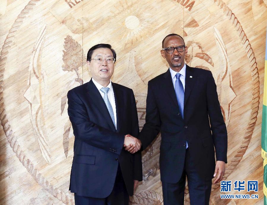 3月22日至23日，全國(guó)人大常委會(huì)委員長(zhǎng)張德江對(duì)盧旺達(dá)進(jìn)行正式友好訪問。這是3月23日，張德江在盧旺達(dá)首都基加利會(huì)見盧旺達(dá)總統(tǒng)卡加梅。新華社記者 丁林 攝