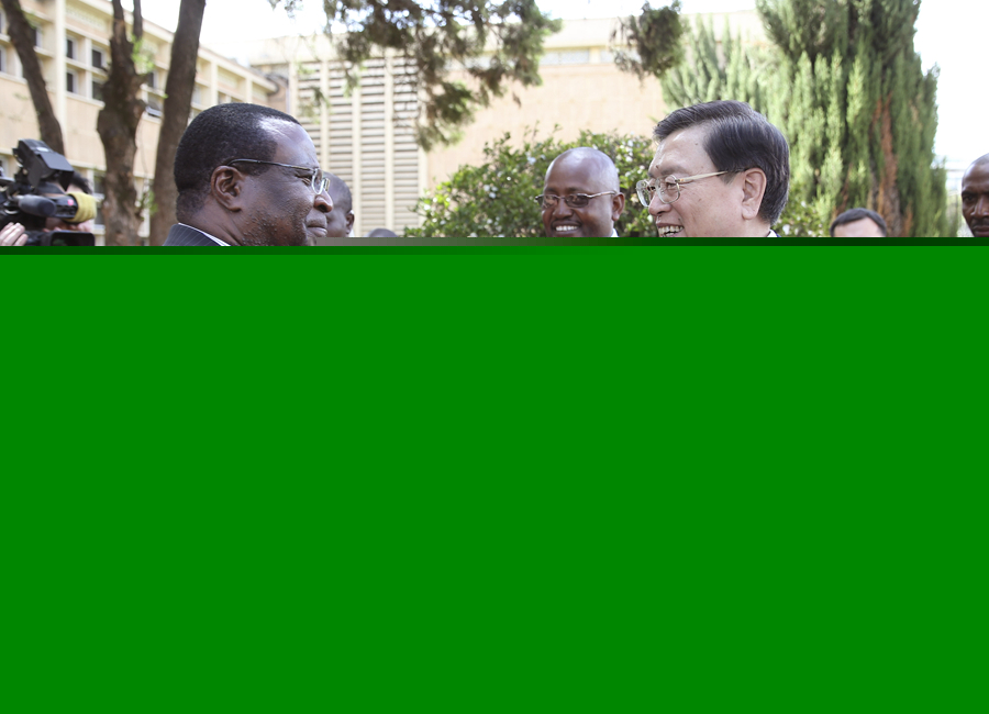 這是3月24日，張德江在肯尼亞首都內(nèi)羅畢與肯尼亞參議長埃蘇羅舉行會談。 新華社記者馬占成攝