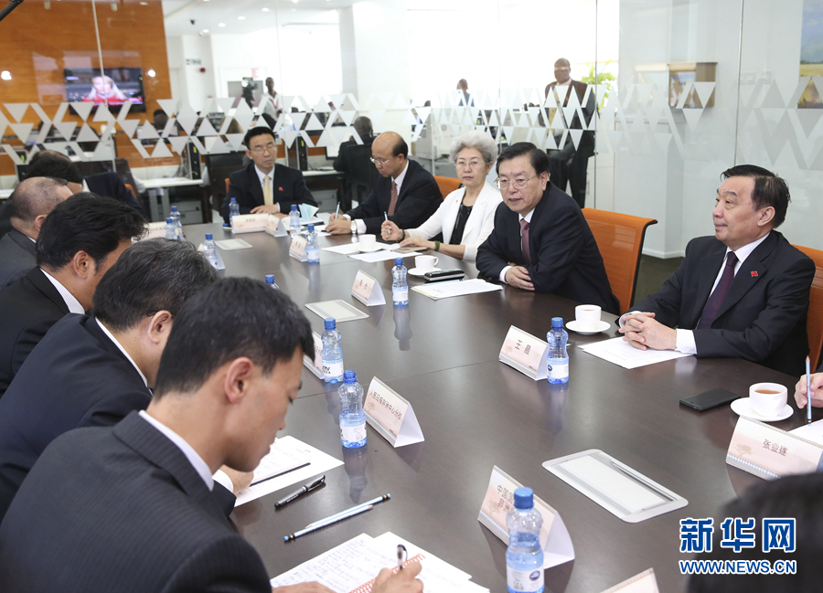 這是3月25日，張德江在肯尼亞首都內(nèi)羅畢考察中央電視臺非洲分臺并接見中央媒體駐非洲機構(gòu)負責人。 新華社記者馬占成攝