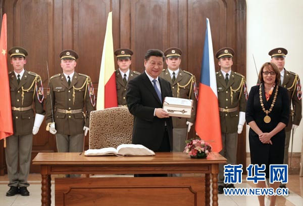 當(dāng)?shù)貢r(shí)間3月29日，國(guó)家主席習(xí)近平在捷克布拉格會(huì)見(jiàn)布拉格市長(zhǎng)科爾娜喬娃，并接受科爾娜喬娃代表該市贈(zèng)予的城市鑰匙。 新華社記者 龐興雷攝