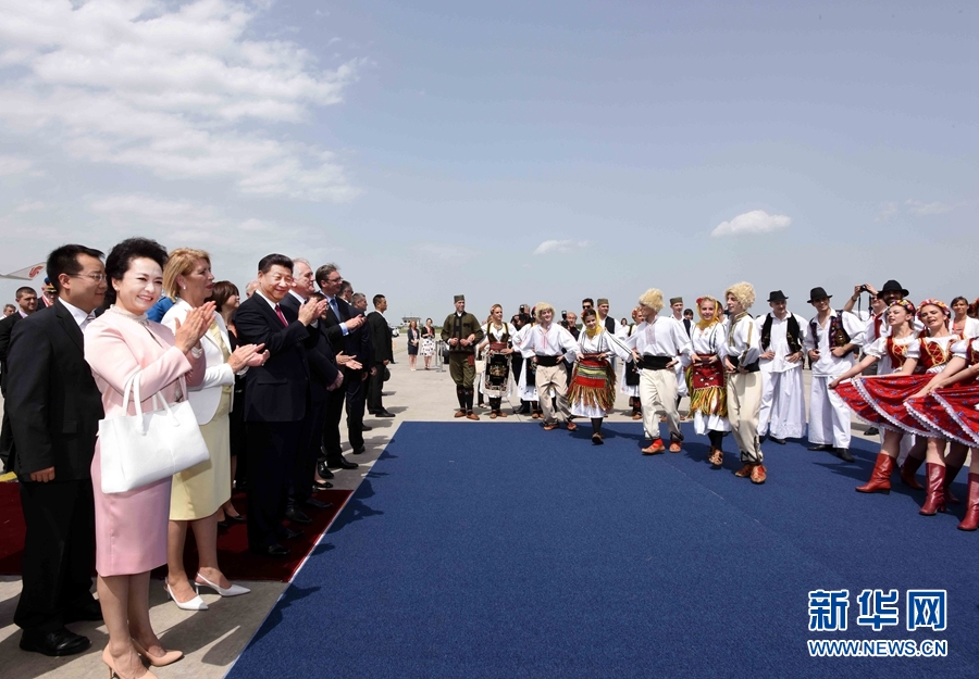 6月17日，國(guó)家主席習(xí)近平乘專(zhuān)機(jī)抵達(dá)貝爾格萊德，開(kāi)始對(duì)塞爾維亞共和國(guó)進(jìn)行國(guó)事訪問(wèn)。塞爾維亞民眾跳起歡快熱情的傳統(tǒng)舞蹈科羅舞熱烈歡迎習(xí)近平和夫人彭麗媛到訪。新華社記者 饒愛(ài)民 攝 