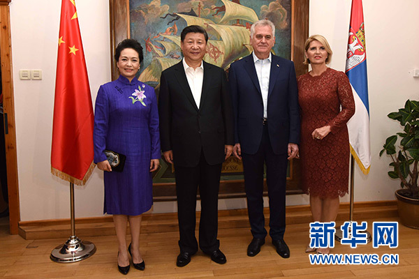 當(dāng)?shù)貢r(shí)間6月17日，國家主席習(xí)近平同塞爾維亞總統(tǒng)尼科利奇在貝爾格萊德舉行會(huì)晤。這是習(xí)近平和夫人彭麗媛同尼科利奇夫婦在和平別墅合影。新華社記者饒愛民攝