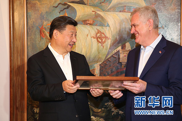 當(dāng)?shù)貢r(shí)間6月17日，國家主席習(xí)近平同塞爾維亞總統(tǒng)尼科利奇在貝爾格萊德舉行會(huì)晤。這是尼科利奇向習(xí)近平贈(zèng)送紀(jì)念品。新華社記者饒愛民攝