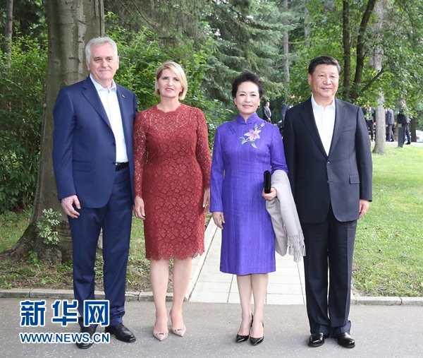當(dāng)?shù)貢r(shí)間6月17日，國家主席習(xí)近平同塞爾維亞總統(tǒng)尼科利奇在貝爾格萊德舉行會(huì)晤。這是習(xí)近平和夫人彭麗媛同尼科利奇夫婦在和平別墅合影。新華社記者 丁林 攝