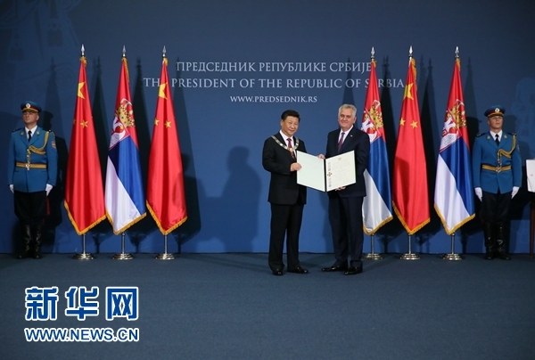 6月18日，國家主席習(xí)近平在貝爾格萊德同塞爾維亞總統(tǒng)尼科利奇舉行會談。會談后，尼科利奇向習(xí)近平授予塞爾維亞最高級別勛章&ldquo;共和國一級榮譽(yù)勛章&rdquo;，感謝習(xí)近平為中塞關(guān)系發(fā)展作出的杰出貢獻(xiàn)。新華社記者蘭紅光攝 