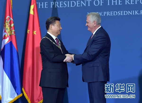 6月18日，國家主席習(xí)近平在貝爾格萊德同塞爾維亞總統(tǒng)尼科利奇舉行會談。會談后，尼科利奇向習(xí)近平授予塞爾維亞最高級別勛章&ldquo;共和國一級榮譽(yù)勛章&rdquo;，感謝習(xí)近平為中塞關(guān)系發(fā)展作出的杰出貢獻(xiàn)。新華社記者 李濤 攝 
