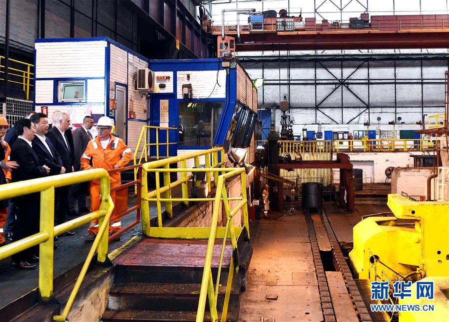 6月19日上午，國家主席習近平在貝爾格萊德參觀河鋼集團塞爾維亞斯梅代雷沃鋼廠。 新華社記者 饒愛民 攝
