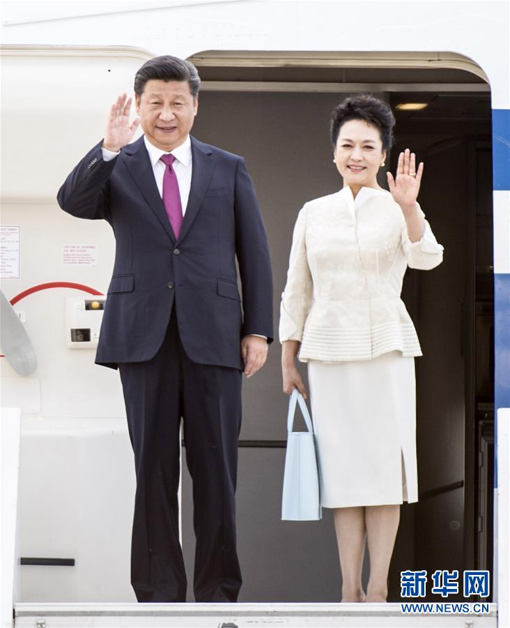 6月19日，國(guó)家主席習(xí)近平抵達(dá)華沙，開(kāi)始對(duì)波蘭共和國(guó)進(jìn)行國(guó)事訪問(wèn)。這是習(xí)近平和夫人彭麗媛步出艙門(mén)。 新華社記者 謝環(huán)馳 攝 