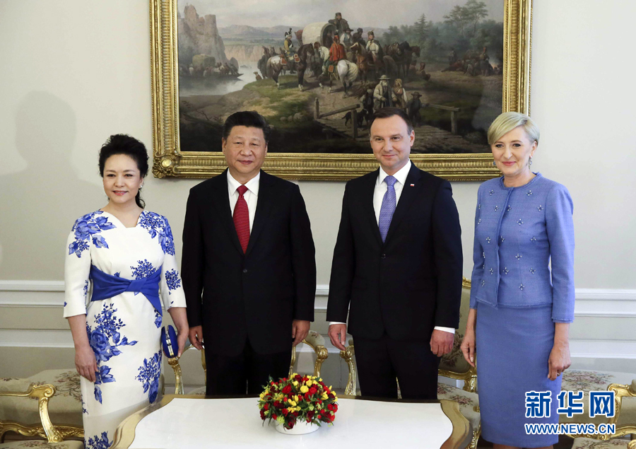 6月20日，國(guó)家主席習(xí)近平出席波蘭總統(tǒng)杜達(dá)在華沙總統(tǒng)府舉行的隆重歡迎儀式。歡迎儀式后，習(xí)近平和夫人彭麗媛同杜達(dá)和夫人阿加塔簡(jiǎn)短寒暄。新華社記者 蘭紅光 攝