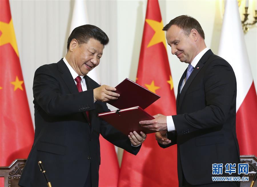 6月20日，國(guó)家主席習(xí)近平在華沙同波蘭總統(tǒng)杜達(dá)舉行會(huì)談。這是會(huì)談后，兩國(guó)元首共同簽署《中華人民共和國(guó)和波蘭共和國(guó)關(guān)于建立全面戰(zhàn)略伙伴關(guān)系的聯(lián)合聲明》。新華社記者蘭紅光攝