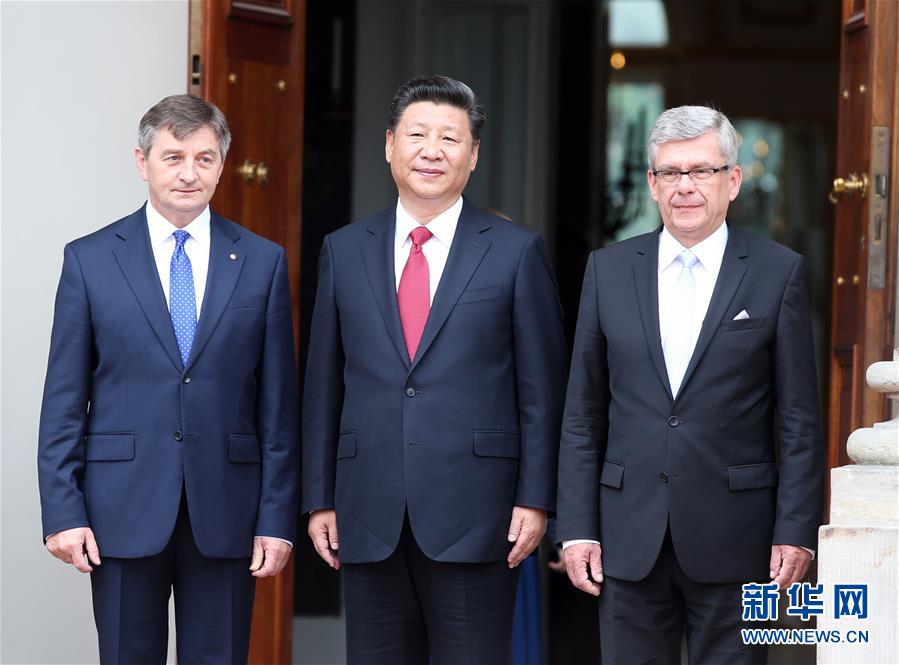 6月20日，國(guó)家主席習(xí)近平在華沙瓦津基公園水上宮殿會(huì)見(jiàn)波蘭參議長(zhǎng)卡切夫斯基（右）和眾議長(zhǎng)庫(kù)赫欽斯基。 新華社記者 姚大偉 攝  