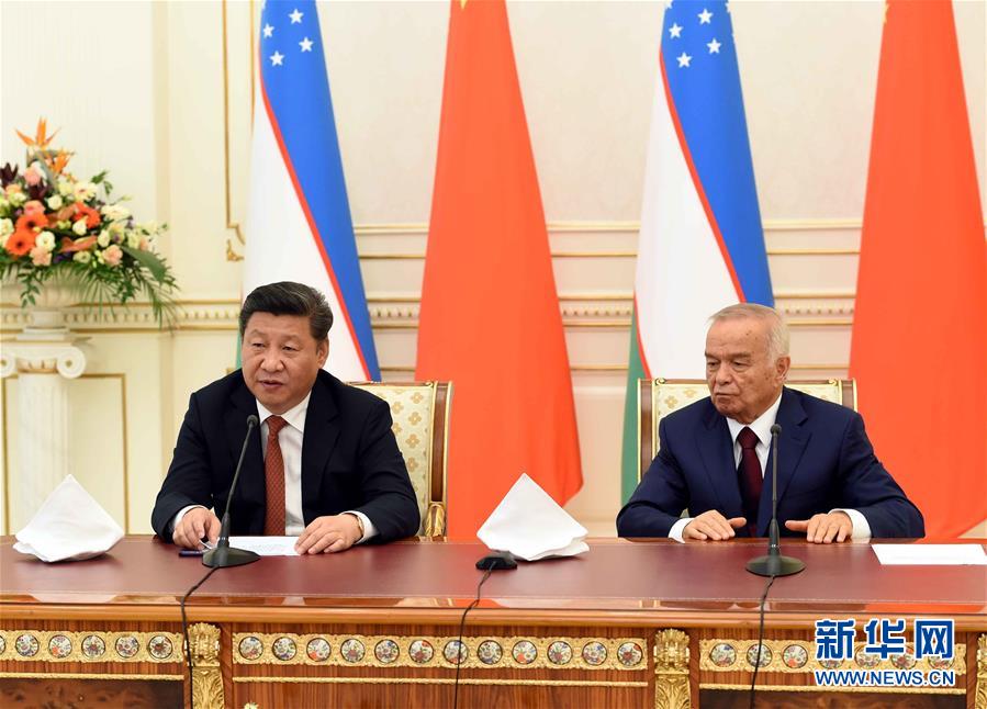 6月22日，國家主席習近平在塔什干庫克薩萊國賓館同烏茲別克斯坦總統(tǒng)卡里莫夫舉行會談。會談后，兩國元首共同會見記者。 新華社記者饒愛民攝