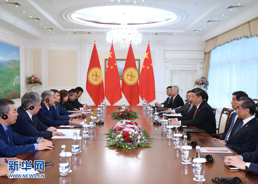 6月24日，國(guó)家主席習(xí)近平在烏茲別克斯坦塔什干會(huì)見(jiàn)吉爾吉斯斯坦總統(tǒng)阿坦巴耶夫。 新華社記者 馬占成 攝