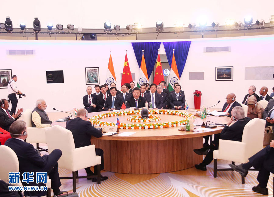 10月16日，金磚國家領(lǐng)導(dǎo)人第八次會晤在印度果阿舉行。中國國家主席習(xí)近平、印度總理莫迪、南非總統(tǒng)祖馬、巴西總統(tǒng)特梅爾、俄羅斯總統(tǒng)普京出席。習(xí)近平發(fā)表題為《堅定信心　共謀發(fā)展》的重要講話。新華社記者姚大偉攝 