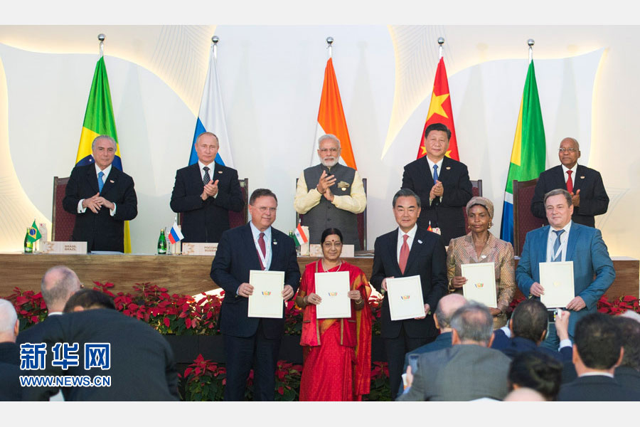 10月16日，金磚國家領(lǐng)導(dǎo)人第八次會晤在印度果阿舉行。中國國家主席習(xí)近平、印度總理莫迪、南非總統(tǒng)祖馬、巴西總統(tǒng)特梅爾、俄羅斯總統(tǒng)普京出席。這是會晤結(jié)束后，5國領(lǐng)導(dǎo)人共同見證合作文件的簽署，并出席聯(lián)合記者會。新華社記者謝環(huán)馳攝 