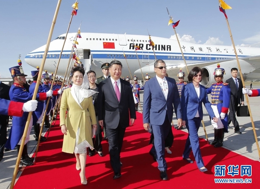 當(dāng)?shù)貢r(shí)間11月17日，國(guó)家主席習(xí)近平乘專(zhuān)機(jī)抵達(dá)基多，開(kāi)始對(duì)厄瓜多爾共和國(guó)進(jìn)行國(guó)事訪(fǎng)問(wèn)。厄瓜多爾總統(tǒng)科雷亞和夫人馬勒布等在機(jī)場(chǎng)熱情迎接習(xí)近平和夫人彭麗媛。新華社記者 鞠鵬 攝 
