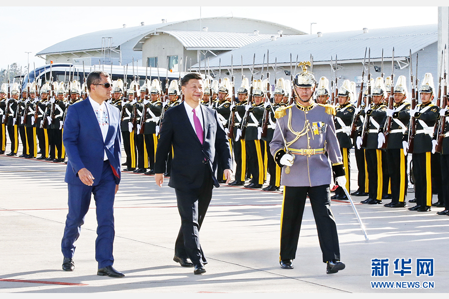 當(dāng)?shù)貢r(shí)間11月17日，國(guó)家主席習(xí)近平乘專(zhuān)機(jī)抵達(dá)基多，開(kāi)始對(duì)厄瓜多爾共和國(guó)進(jìn)行國(guó)事訪(fǎng)問(wèn)。這是厄瓜多爾總統(tǒng)科雷亞在機(jī)場(chǎng)為習(xí)近平舉行隆重歡迎儀式。新華社記者 鞠鵬 攝 