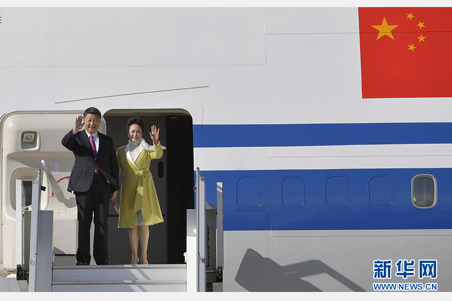 當(dāng)?shù)貢r(shí)間11月17日，國(guó)家主席習(xí)近平乘專(zhuān)機(jī)抵達(dá)基多，開(kāi)始對(duì)厄瓜多爾共和國(guó)進(jìn)行國(guó)事訪(fǎng)問(wèn)。這是習(xí)近平與夫人彭麗媛向歡迎人群揮手致意。新華社記者 王曄 攝 