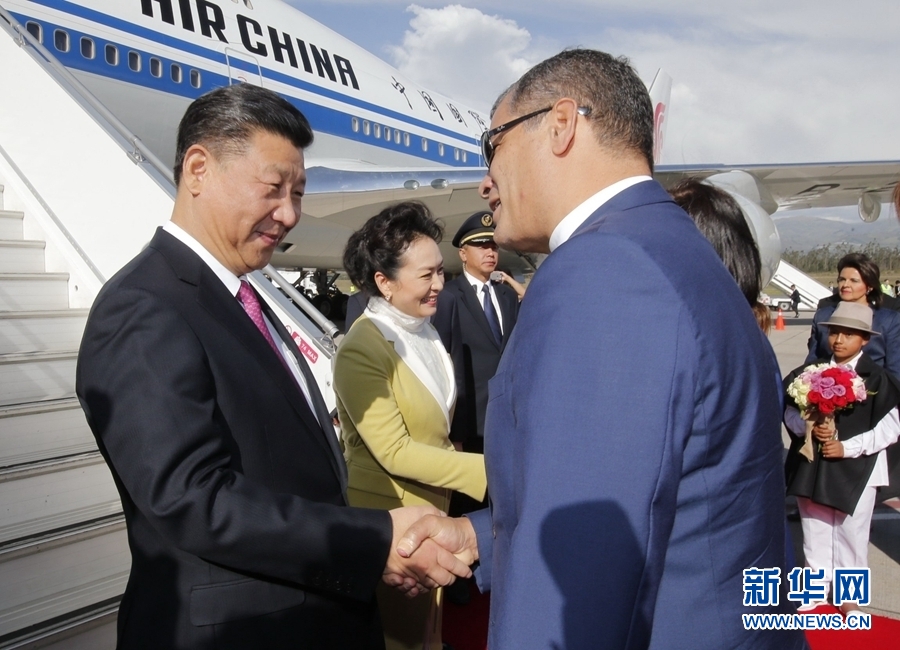 當(dāng)?shù)貢r(shí)間11月17日，國(guó)家主席習(xí)近平乘專(zhuān)機(jī)抵達(dá)基多，開(kāi)始對(duì)厄瓜多爾共和國(guó)進(jìn)行國(guó)事訪(fǎng)問(wèn)。厄瓜多爾總統(tǒng)科雷亞和夫人馬勒布等在舷梯旁熱情迎接習(xí)近平和夫人彭麗媛。新華社記者 鞠鵬 攝