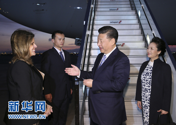 當?shù)貢r間11月18日，國家主席習(xí)近平抵達利馬，出席亞太經(jīng)合組織第二十四次領(lǐng)導(dǎo)人非正式會議并對秘魯共和國進行國事訪問。習(xí)近平和夫人彭麗媛受到秘魯副總統(tǒng)阿勞斯等熱情迎接。新華社記者 蘭紅光 攝