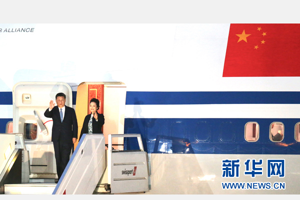 當?shù)貢r間11月18日，國家主席習(xí)近平抵達利馬，出席亞太經(jīng)合組織第二十四次領(lǐng)導(dǎo)人非正式會議并對秘魯共和國進行國事訪問。習(xí)近平和夫人彭麗媛受到秘魯副總統(tǒng)阿勞斯等熱情迎接。新華社記者 丁林 攝