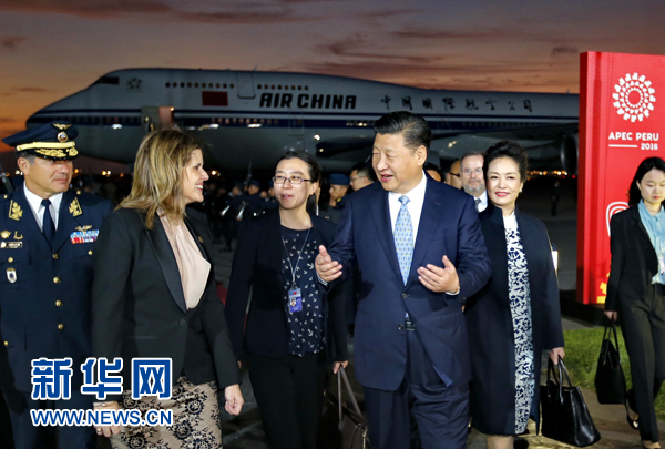 當?shù)貢r間11月18日，國家主席習(xí)近平抵達利馬，出席亞太經(jīng)合組織第二十四次領(lǐng)導(dǎo)人非正式會議并對秘魯共和國進行國事訪問。習(xí)近平和夫人彭麗媛受到秘魯副總統(tǒng)阿勞斯等熱情迎接。新華社記者 鞠鵬 攝