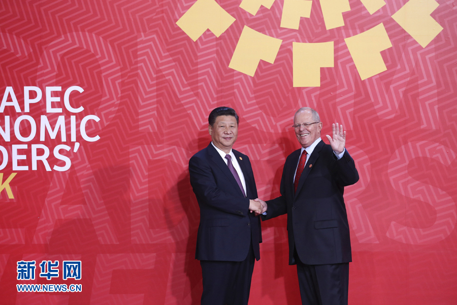 11月20日，亞太經(jīng)合組織第二十四次領(lǐng)導(dǎo)人非正式會(huì)議在秘魯利馬舉行。國(guó)家主席習(xí)近平出席并發(fā)表題為《面向未來開拓進(jìn)取促進(jìn)亞太發(fā)展繁榮》的重要講話。這是會(huì)議開始前，習(xí)近平受到秘魯總統(tǒng)庫琴斯基的熱情迎接。 新華社記者 龐興雷 攝