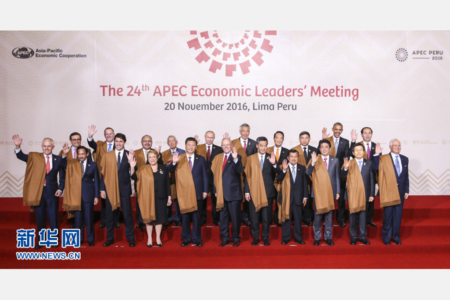 11月20日，亞太經(jīng)合組織第二十四次領(lǐng)導(dǎo)人非正式會(huì)議在秘魯利馬舉行。國(guó)家主席習(xí)近平出席并發(fā)表題為《面向未來開拓進(jìn)取促進(jìn)亞太發(fā)展繁榮》的重要講話。這是會(huì)議期間，國(guó)家主席習(xí)近平同其他亞太經(jīng)合組織成員經(jīng)濟(jì)體領(lǐng)導(dǎo)人、代表合影。 新華社記者 丁林 攝