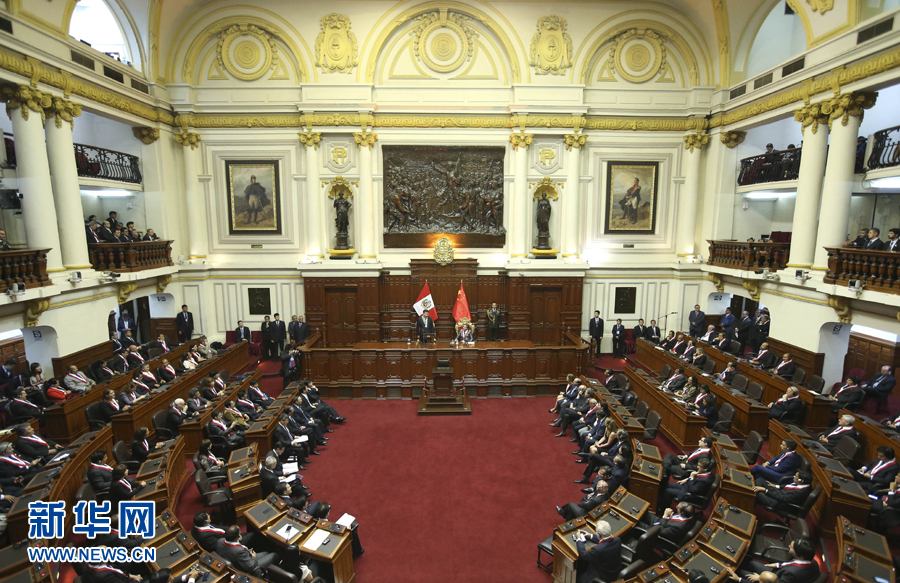 11月21日，國(guó)家主席習(xí)近平在秘魯國(guó)會(huì)發(fā)表題為《同舟共濟(jì)、揚(yáng)帆遠(yuǎn)航，共創(chuàng)中拉關(guān)系美好未來(lái)》的重要演講。 新華社記者 龐興雷 攝