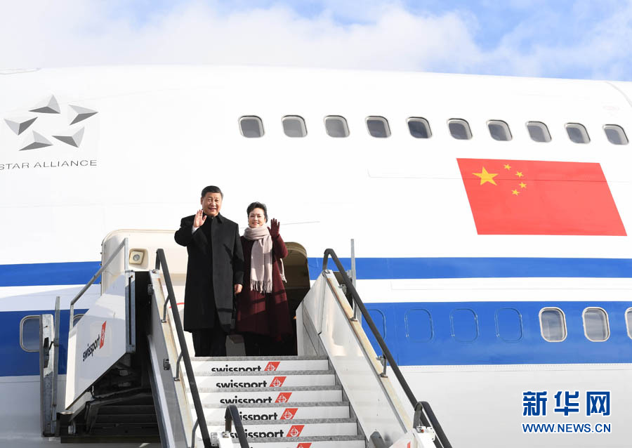 1月15日，國(guó)家主席習(xí)近平乘專(zhuān)機(jī)抵達(dá)蘇黎世，開(kāi)始對(duì)瑞士聯(lián)邦進(jìn)行國(guó)事訪問(wèn)。 這是習(xí)近平和夫人彭麗媛步出艙門(mén)。 新華社記者 饒愛(ài)民 攝