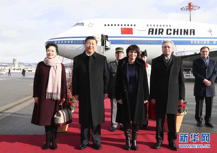 1月15日，國(guó)家主席習(xí)近平乘專(zhuān)機(jī)抵達(dá)蘇黎世，開(kāi)始對(duì)瑞士聯(lián)邦進(jìn)行國(guó)事訪問(wèn)。這是瑞士聯(lián)邦主席洛伊特哈德在機(jī)場(chǎng)為習(xí)近平和夫人彭麗媛舉行隆重歡迎儀式。 新華社記者 蘭紅光 攝