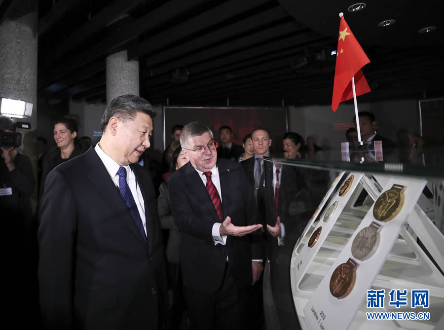 1月18日，國家主席習近平在瑞士洛桑國際奧林匹克博物館會見國際奧林匹克委員會主席巴赫。這是會見后，習近平在巴赫陪同下參觀往屆奧運會獎牌展。新華社記者 蘭紅光 攝