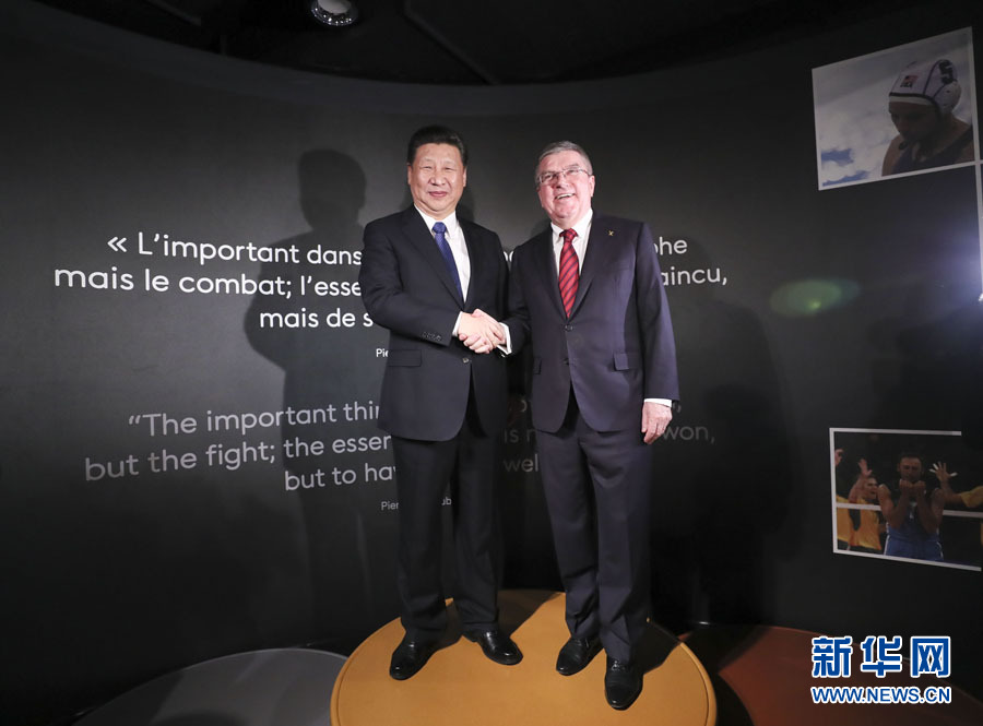 1月18日，國家主席習近平在瑞士洛桑國際奧林匹克博物館會見國際奧林匹克委員會主席巴赫。這是習近平和巴赫在奧運冠軍領獎臺上合影。新華社記者 蘭紅光 攝