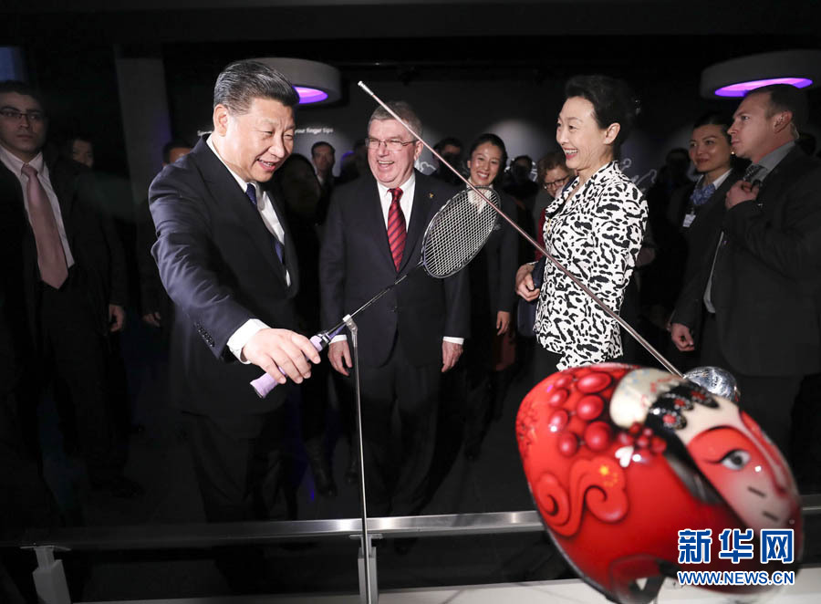 1月18日，國家主席習近平在瑞士洛桑國際奧林匹克博物館會見國際奧林匹克委員會主席巴赫。這是習近平在巴赫陪同下，參觀羽毛球世界冠軍李玲蔚用過的球拍。新華社記者 蘭紅光 攝