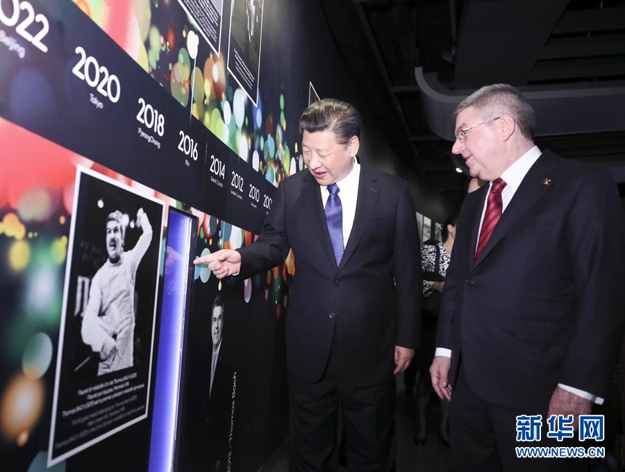 1月18日，國家主席習近平在瑞士洛桑國際奧林匹克博物館會見國際奧林匹克委員會主席巴赫。這是習近平在巴赫陪同下，參觀巴赫作為擊劍運動員參加奧運會的照片。新華社記者 蘭紅光 攝