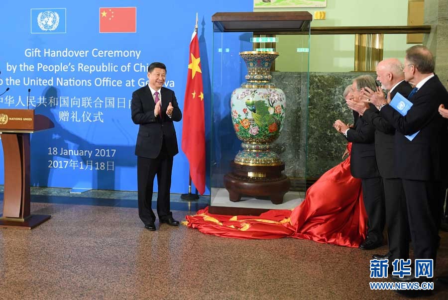 1月18日，國(guó)家主席習(xí)近平在瑞士日內(nèi)瓦萬國(guó)宮出席&ldquo;共商共筑人類命運(yùn)共同體&rdquo;高級(jí)別會(huì)議，并發(fā)表題為《共同構(gòu)建人類命運(yùn)共同體》的主旨演講。這是會(huì)議結(jié)束后，習(xí)近平出席中國(guó)向聯(lián)合國(guó)日內(nèi)瓦總部贈(zèng)禮儀式。新華社記者 張鐸 攝