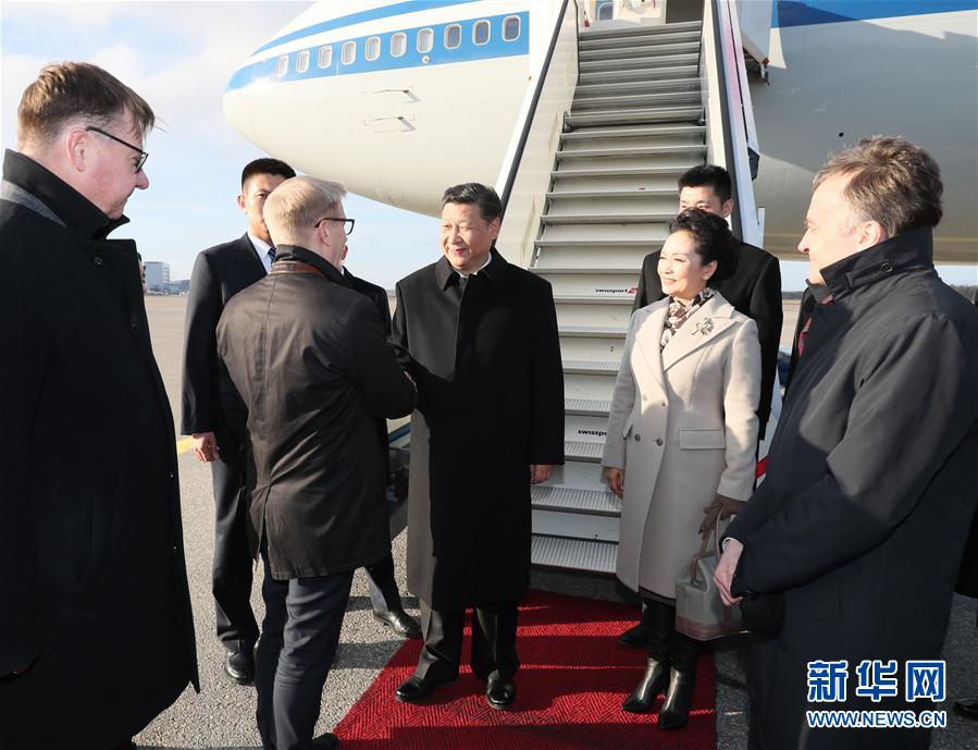 4月4日，國(guó)家主席習(xí)近平乘專(zhuān)機(jī)抵達(dá)赫爾辛基，開(kāi)始對(duì)芬蘭共和國(guó)進(jìn)行國(guó)事訪問(wèn)。這是芬蘭政府代表、農(nóng)業(yè)與環(huán)境部長(zhǎng)蒂利凱寧等在舷梯旁熱情迎接習(xí)近平和夫人彭麗媛。新華社記者 蘭紅光 攝 