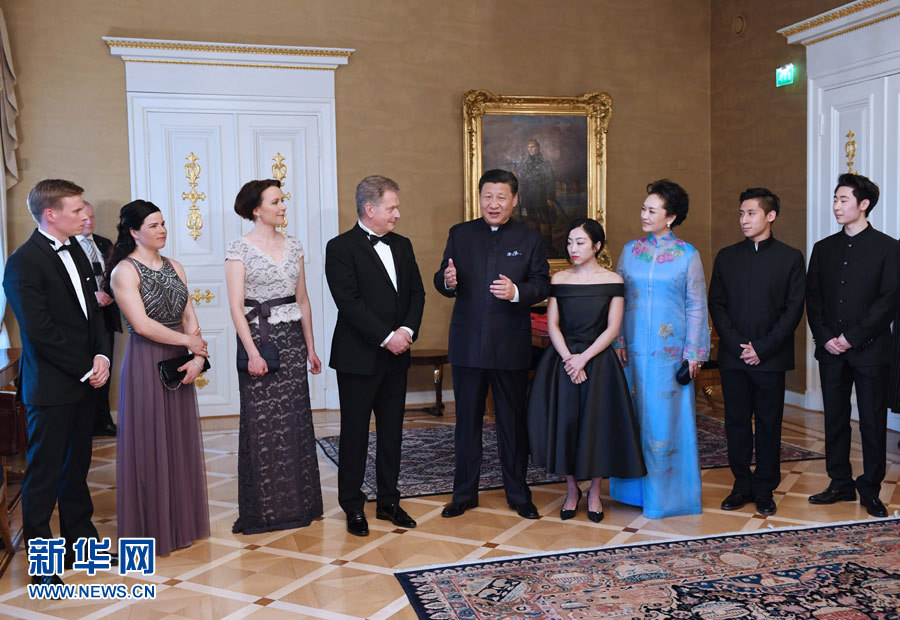 當(dāng)?shù)貢r(shí)間4月5日晚，國(guó)家主席習(xí)近平和芬蘭總統(tǒng)尼尼斯托在赫爾辛基共同會(huì)見(jiàn)剛剛參加完2017年世界花樣滑冰錦標(biāo)賽的中芬兩國(guó)冰雪運(yùn)動(dòng)員代表。習(xí)近平夫人彭麗媛和尼尼斯托夫人豪吉?dú)W參加會(huì)見(jiàn)。新華社記者 饒愛(ài)民 攝
