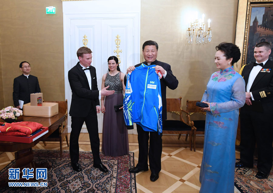 當(dāng)?shù)貢r(shí)間4月5日晚，國(guó)家主席習(xí)近平和芬蘭總統(tǒng)尼尼斯托在赫爾辛基共同會(huì)見(jiàn)剛剛參加完2017年世界花樣滑冰錦標(biāo)賽的中芬兩國(guó)冰雪運(yùn)動(dòng)員代表。習(xí)近平夫人彭麗媛和尼尼斯托夫人豪吉?dú)W參加會(huì)見(jiàn)。這是芬蘭運(yùn)動(dòng)員向習(xí)近平和夫人彭麗媛贈(zèng)送運(yùn)動(dòng)衣。新華社記者 饒愛(ài)民 攝