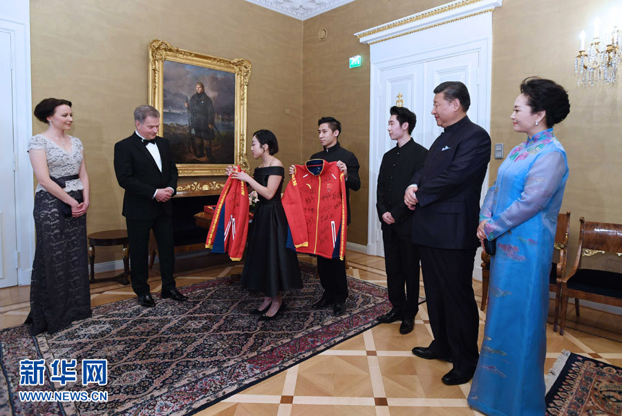 當(dāng)?shù)貢r(shí)間4月5日晚，國(guó)家主席習(xí)近平和芬蘭總統(tǒng)尼尼斯托在赫爾辛基共同會(huì)見(jiàn)剛剛參加完2017年世界花樣滑冰錦標(biāo)賽的中芬兩國(guó)冰雪運(yùn)動(dòng)員代表。習(xí)近平夫人彭麗媛和尼尼斯托夫人豪吉?dú)W參加會(huì)見(jiàn)。這是中國(guó)運(yùn)動(dòng)員向尼尼斯托和夫人豪吉?dú)W贈(zèng)送運(yùn)動(dòng)衣。新華社記者 饒愛(ài)民 攝