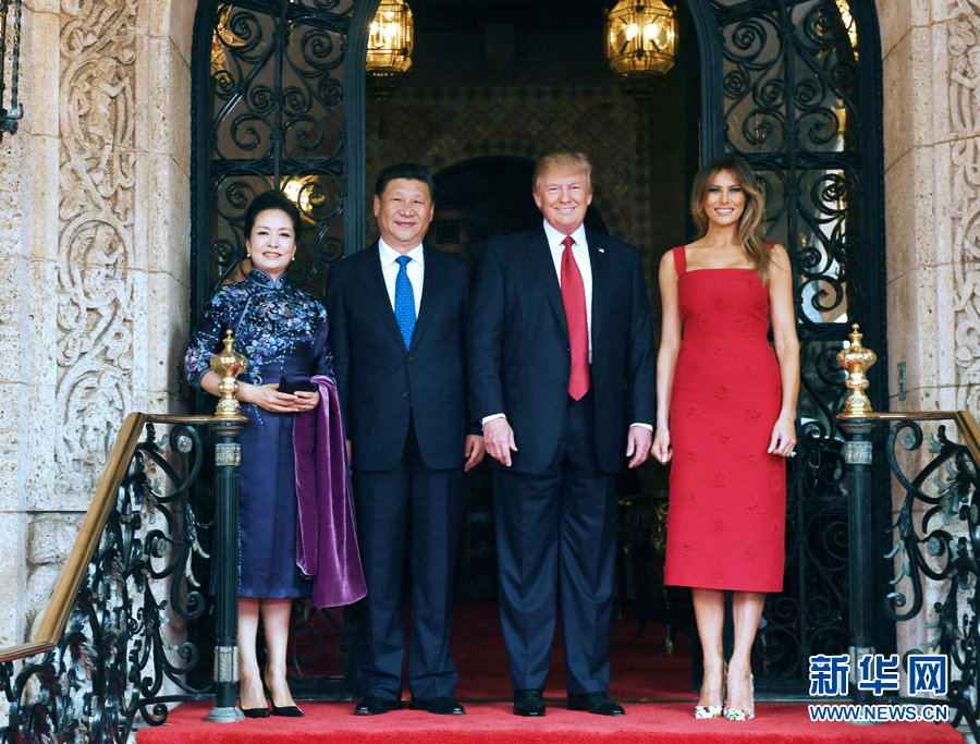 當?shù)貢r間4月6日，國家主席習近平在美國佛羅里達州海湖莊園同美國總統(tǒng)特朗普舉行中美元首會晤。這是習近平和夫人彭麗媛同特朗普和夫人梅拉尼婭合影留念。新華社記者 饒愛民 攝 