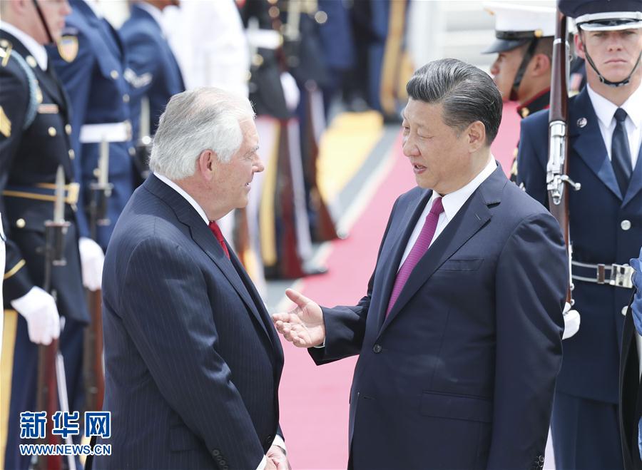 4月6日，國家主席習(xí)近平乘專機抵達美國佛羅里達州，將在海湖莊園同美國總統(tǒng)特朗普舉行中美元首會晤。習(xí)近平和夫人彭麗媛受到美國國務(wù)卿蒂勒森夫婦等熱情迎接。新華社記者 丁林 攝 