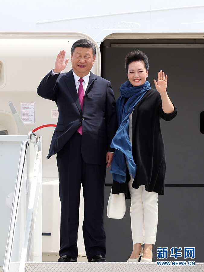 4月6日，國家主席習(xí)近平乘專機抵達美國佛羅里達州，將在海湖莊園同美國總統(tǒng)特朗普舉行中美元首會晤。這是習(xí)近平和夫人彭麗媛步出機艙。新華社記者 劉衛(wèi)兵 攝 